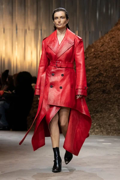 Look 16